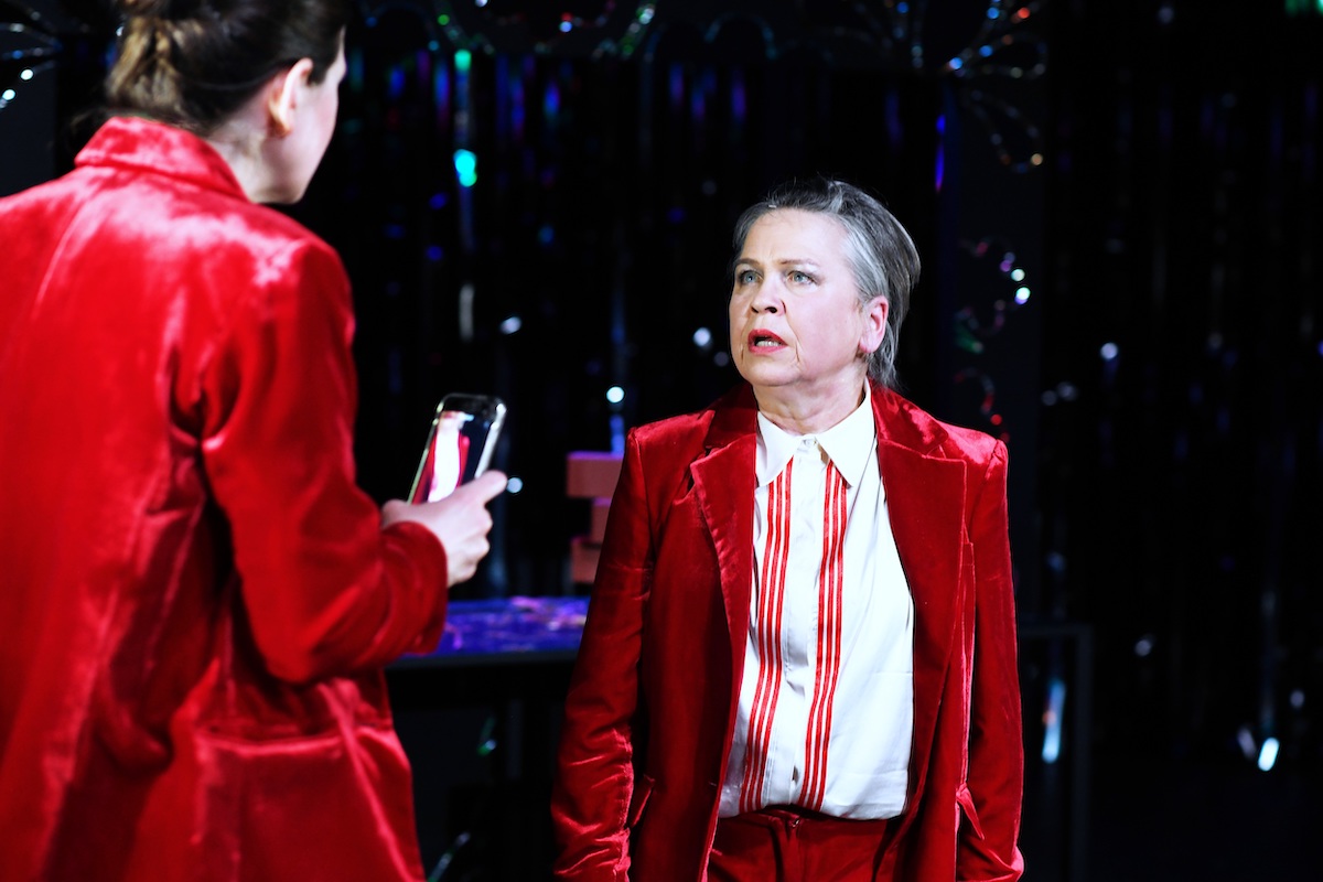 Drei kleine Schweine im Krieg – HochX Theater – Caitlin van der Maas bringt Olga Prusaks Stück zur Uraufführung